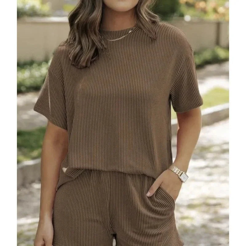 Laura | Set Estiva – T-shirt oversize e shorts in tessuto a costine – comoda e alla moda
