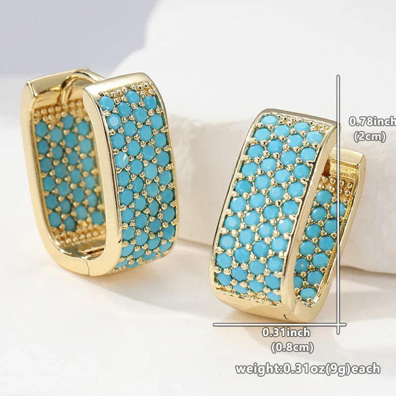 Orecchini huggie dorati con pavé turchese