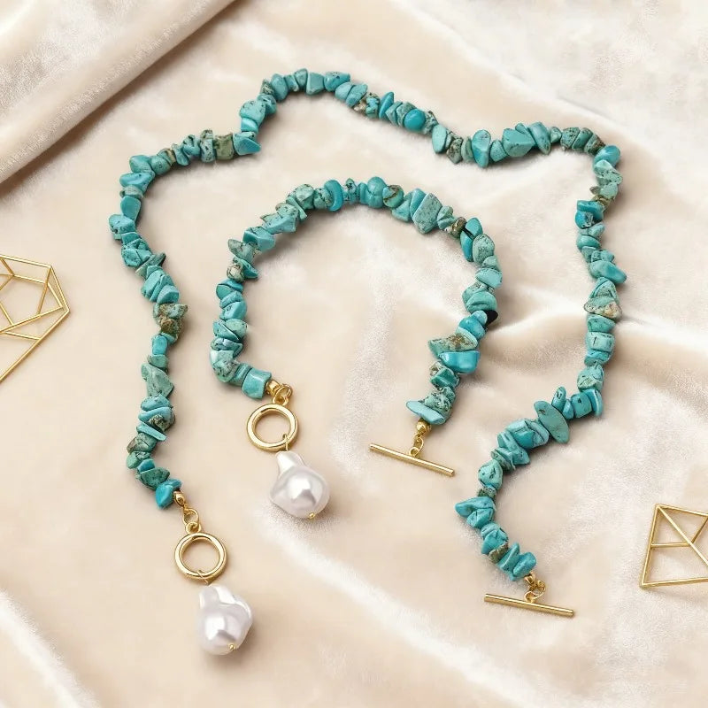 Collana con chips di turchese e perla barocca con chiusura toggle