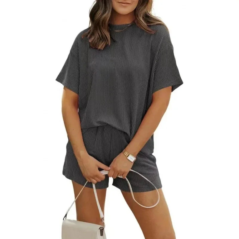Laura | Set Estiva – T-shirt oversize e shorts in tessuto a costine – comoda e alla moda