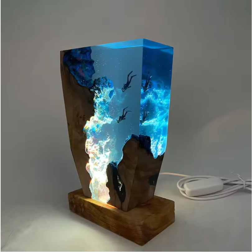 Lampada in resina con subacquei