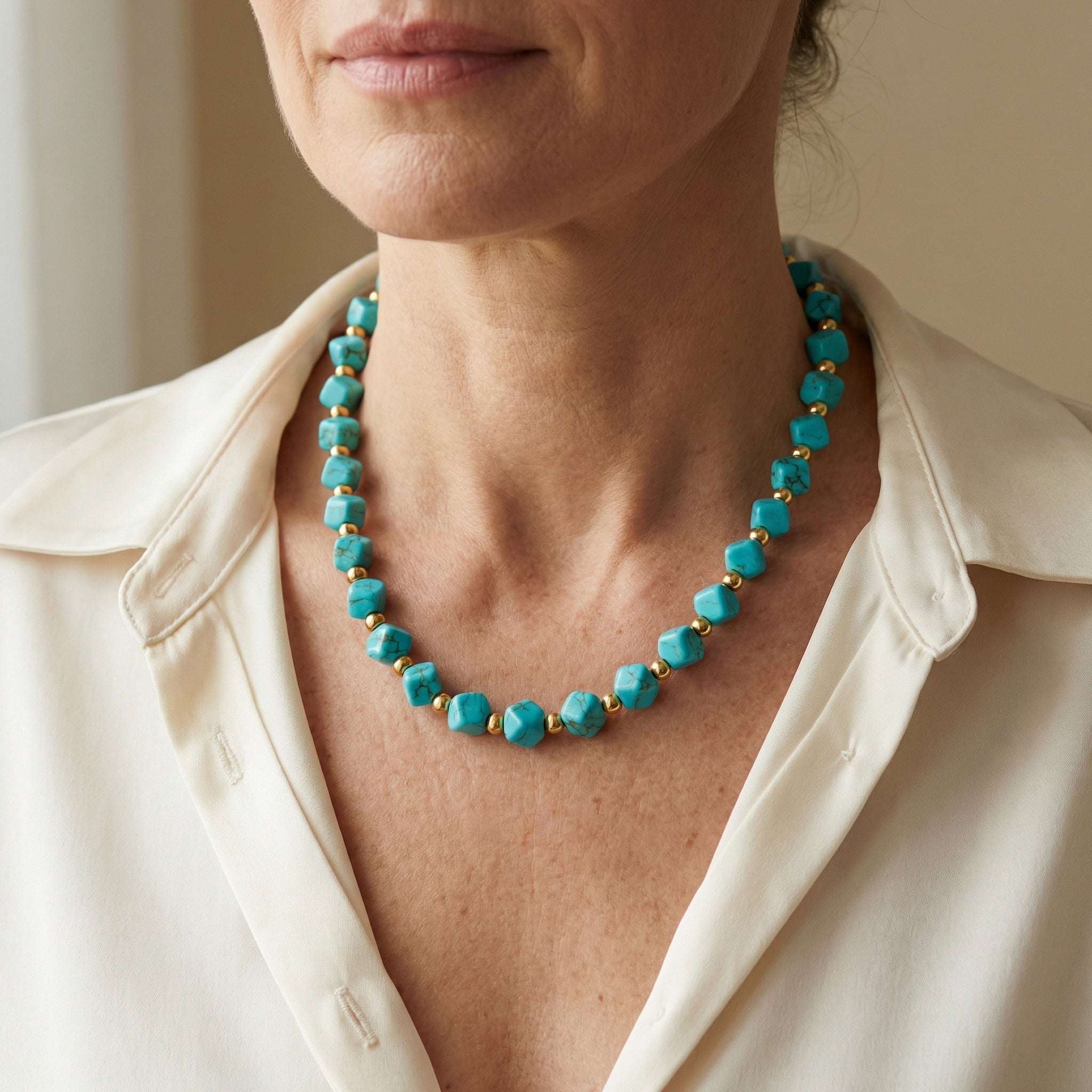 Collana con perle turchesi e dettagli dorati