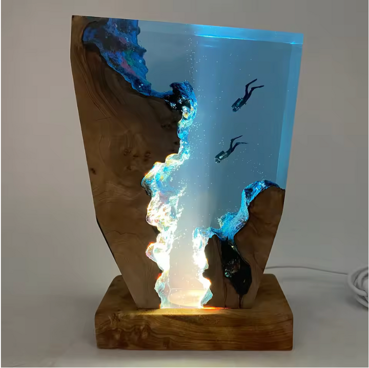 Lampada in resina con subacquei